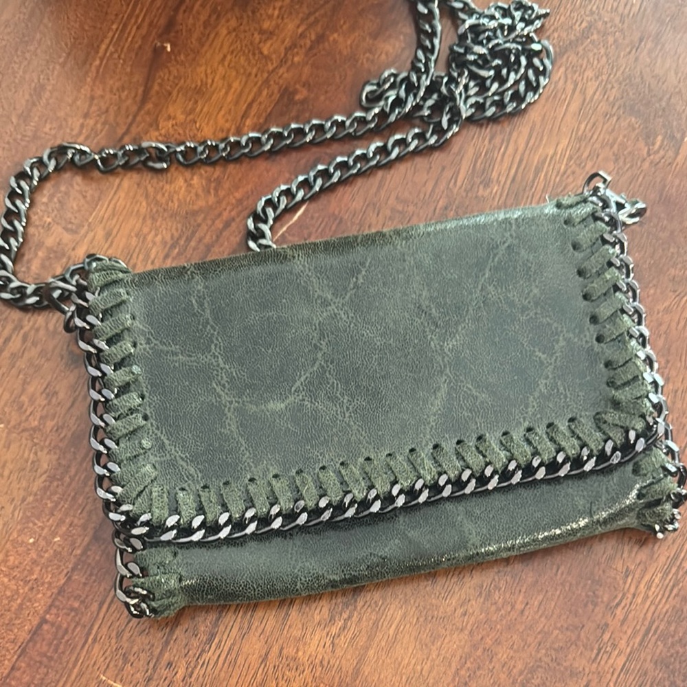 Modern Green Crossbody Borse and Pelle Bag with Chain Detail